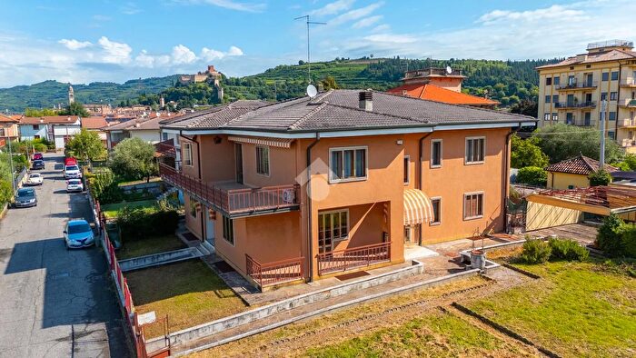 Casa con 13 locali in vendita in Via Carazza, Soave