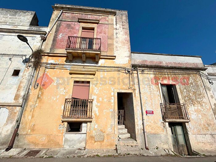 Casa con 6 locali in vendita in Via Montello, Poggiardo