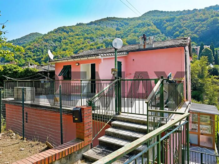 Appartamento quadrilocale in vendita in Via Ponte Romano, Avegno