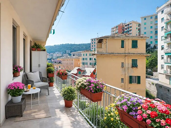 Appartamento con 5 locali in vendita in Via dei Platani, Genova