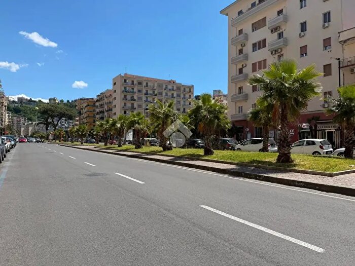 Appartamento con 5 locali in vendita in Viale Augusto, Napoli