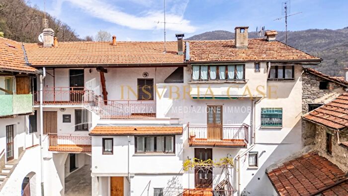 Casa con 6 locali in vendita in Dumenza