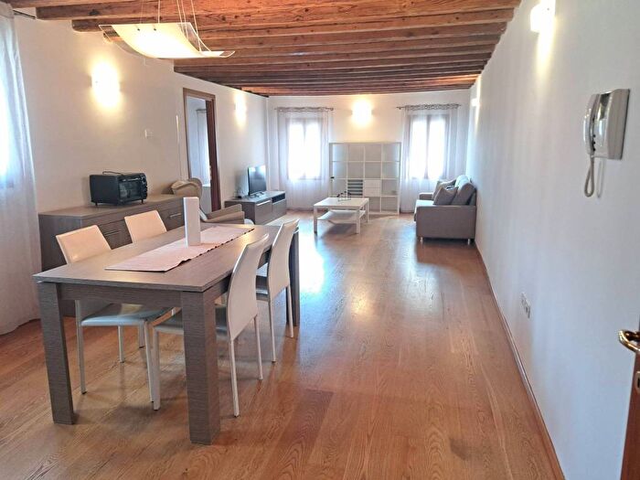 Appartamento trilocale in affitto in Piazzale Luigi Cadorna, Centro, Bassano del Grappa