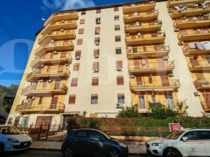 Appartamento quadrilocale in vendita in Via Giuseppe LI Bassi, Palermo
