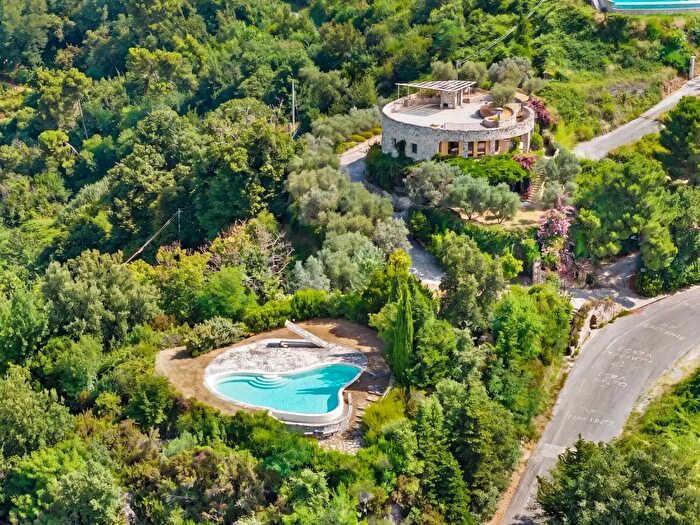 Casa con 10 locali in vendita in Montignoso
