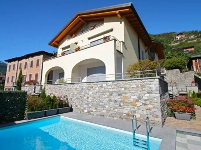 Appartamento trilocale in vendita in Via Regina, Domaso