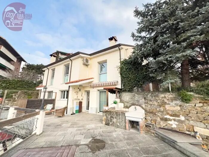 Casa con 6 locali in vendita in Via di Chiadino, Trieste