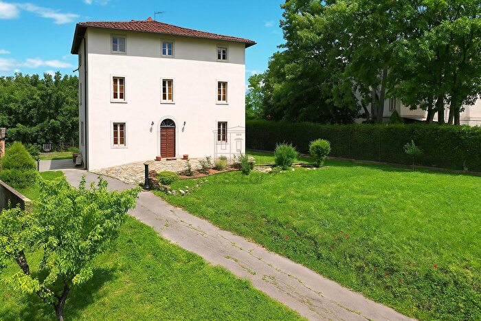 Casa con 17 locali in vendita in Via per Gattaiola E Meati a, Lucca