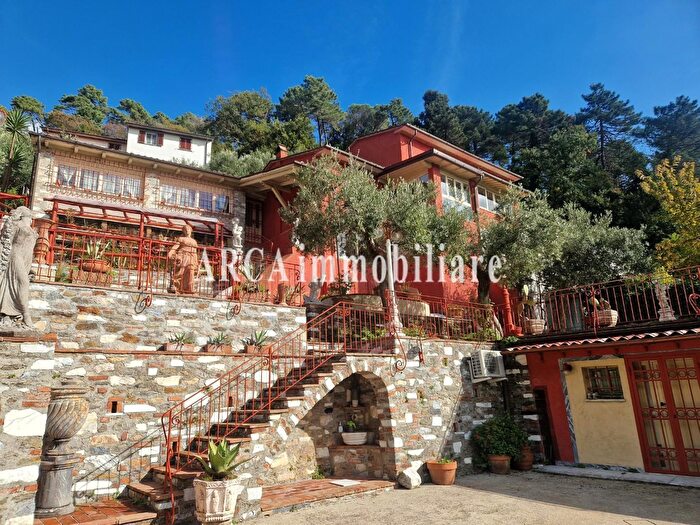 Casa con 5 locali in vendita in Seravezza