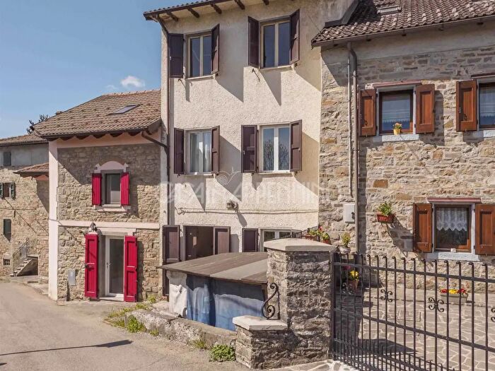 Casa con 8 locali in vendita in Frassinoro
