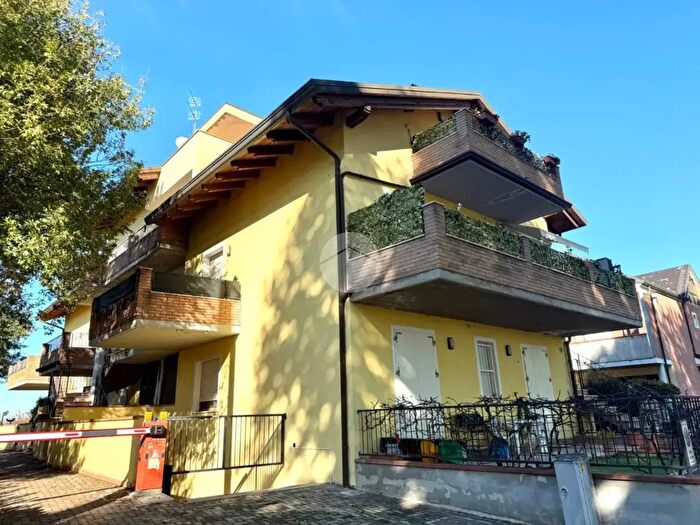 Appartamento trilocale in vendita in Via Crociarone, Cervia