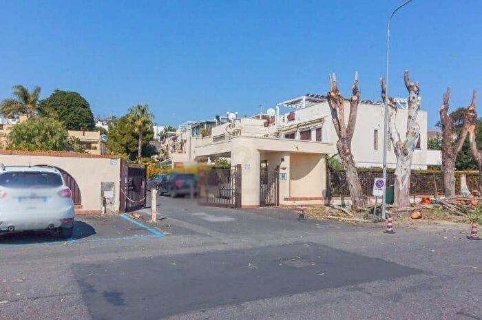 Appartamento trilocale in affitto in Via Antonello da Messina, Centro, Aci Castello