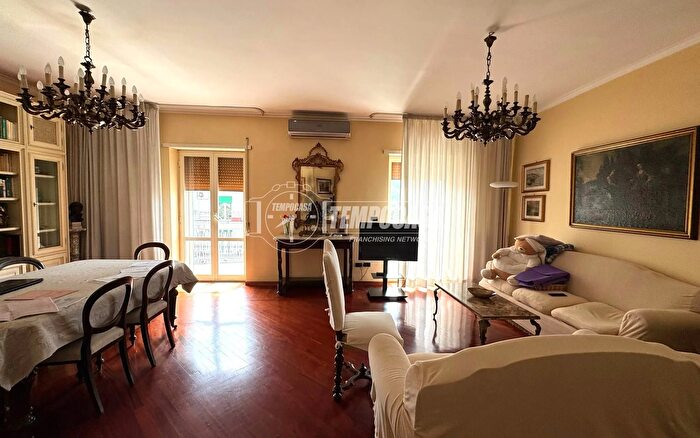 Appartamento con 5 locali in vendita in Piazzale Vincenzo Tecchio, Napoli