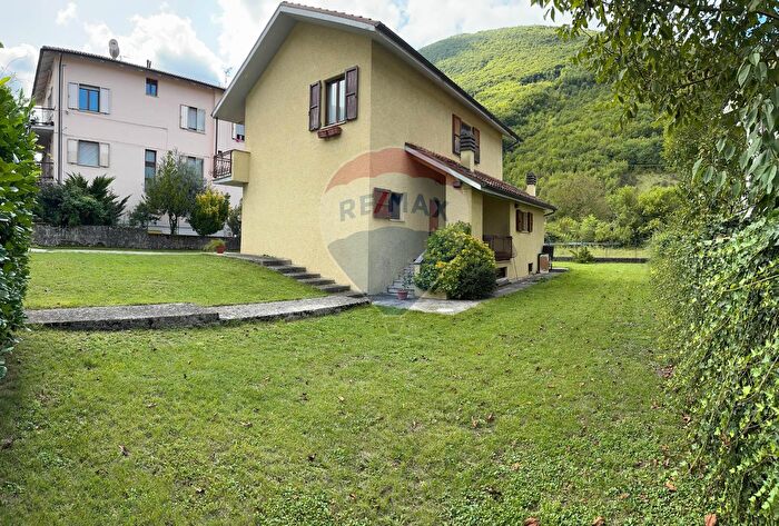 Casa con 5 locali in vendita in Via della Badia, Cantiano