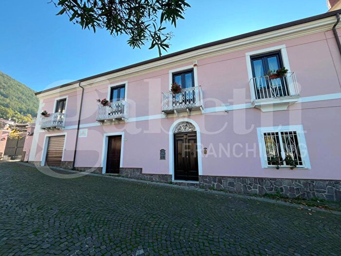 Casa con 10 locali in vendita in Piazza Umberto I, Raviscanina