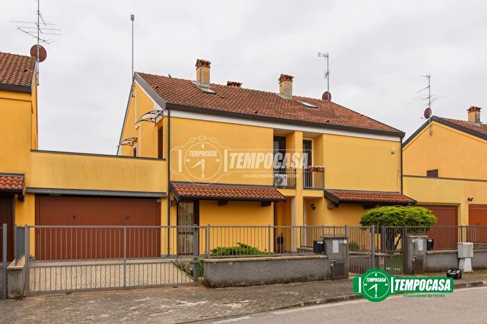 Casa quadrilocale in vendita in Via della Costituzione, Oleggio