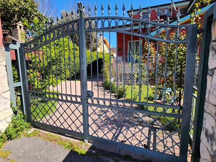 Casa quadrilocale in affitto in Via Alberto Mazzucato, Infernetto, Roma