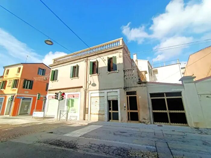 Casa con 6 locali in vendita in Via Angeli, Adria
