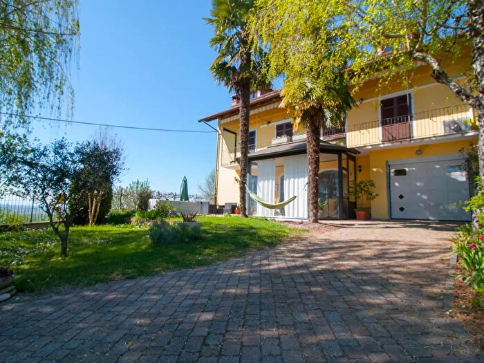 Casa con 9 locali in vendita in Frazione San Bartolomeo, Cherasco