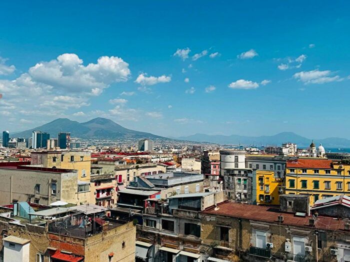 Appartamento trilocale in affitto in Vico Annibale De Gasperis, Sanità, Napoli