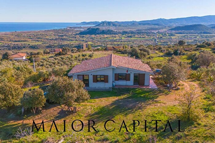 Casa con 8 locali in vendita in Via Irghitula, Posada