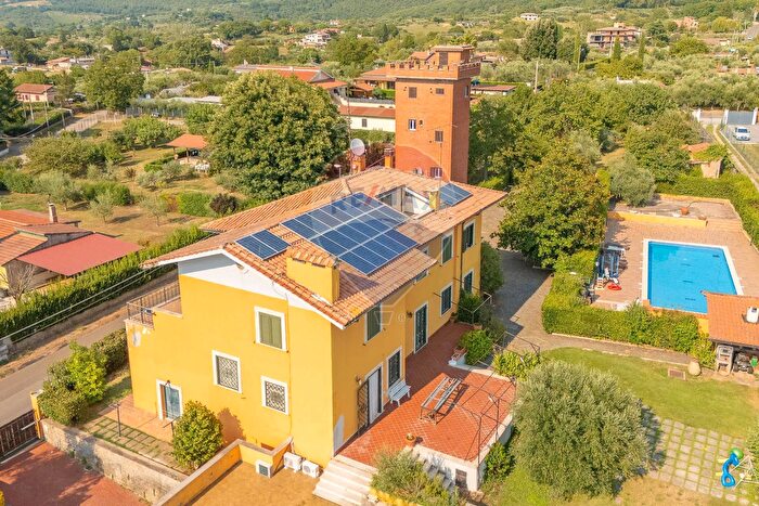 Casa con 8 locali in vendita in Via Tende, Palestrina