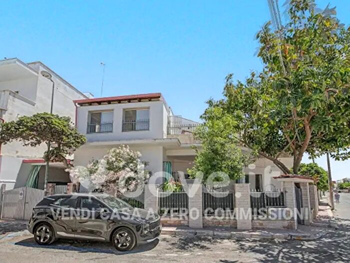 Casa quadrilocale in vendita in Via delle Zinnie, Manduria