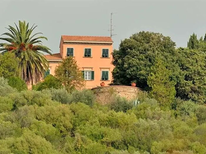 Casa con 20 locali in vendita in Campiglia Marittima