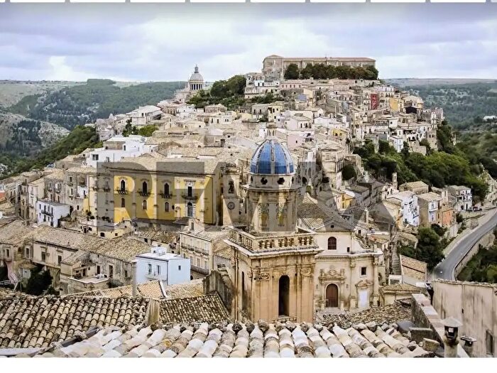 Casa con 8 locali in vendita in Via Giusti, Ragusa
