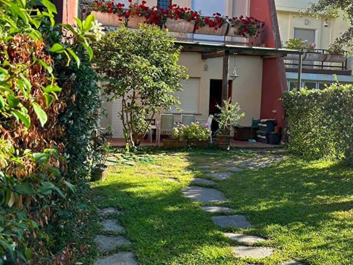 Casa quadrilocale in affitto in Via Cesenatico, Fregene, Fiumicino