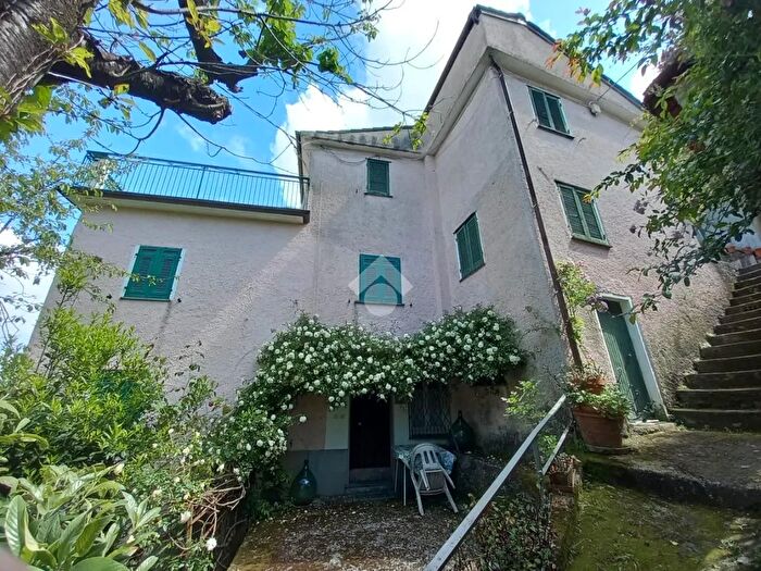 Casa con 8 locali in vendita in Località Cogozzo, Mezzanego