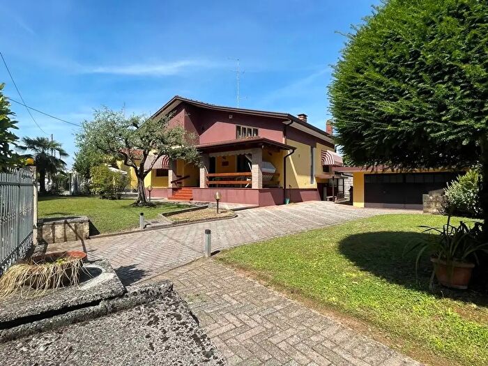 Casa con 9 locali in vendita in Cordenons