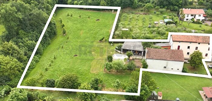 Casa con 9 locali in vendita in Piazza Roma, Brogliano