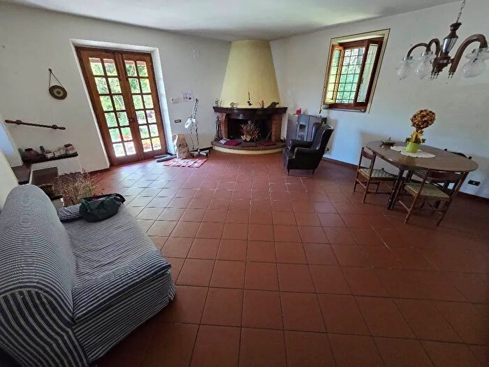 Casa con 6 locali in vendita in Pistoia