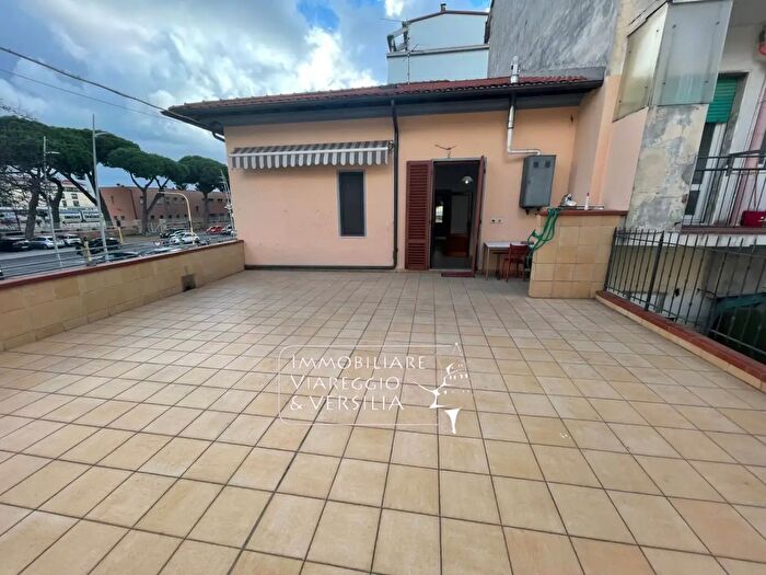 Appartamento quadrilocale in affitto in Via Mazzini, Viareggio