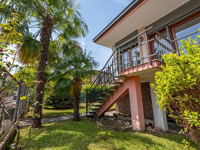 Casa trilocale in affitto in Viale delle Camelie, Villaggi, Castelletto Sopra Ticino