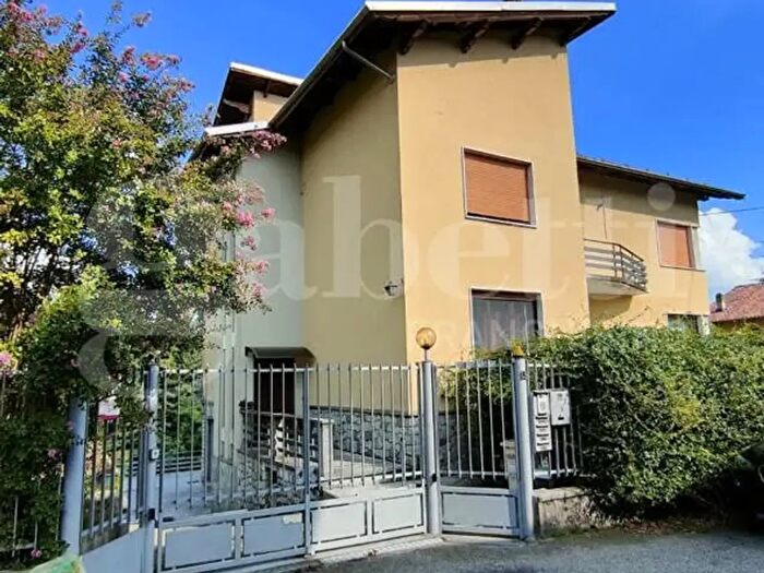 Appartamento quadrilocale in affitto in Via De Giovannini, Biella