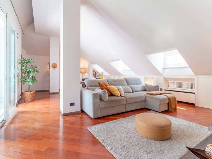 Appartamento trilocale in affitto in Via della Moscova, Porta Nuova, Milano