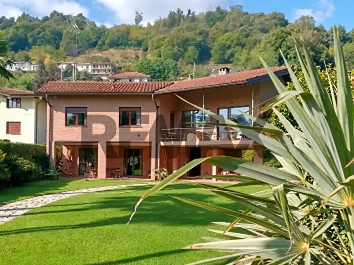 Casa con 7 locali in vendita in Via Sempione, Meina