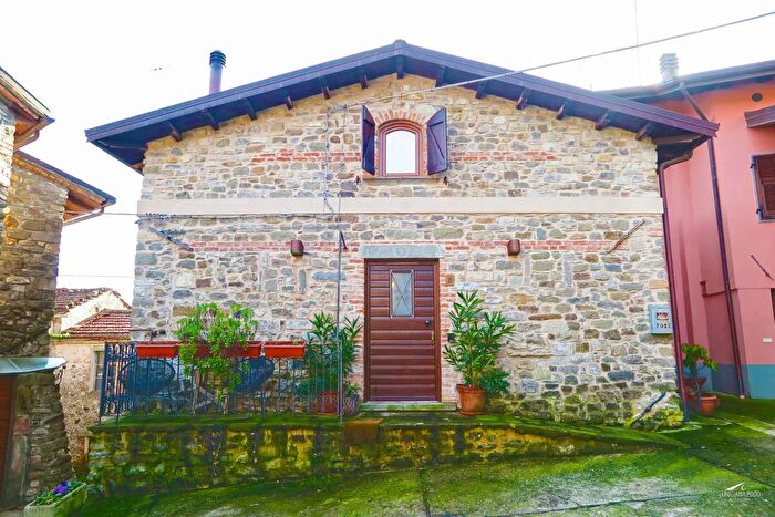 Casa quadrilocale in vendita in Bagnone