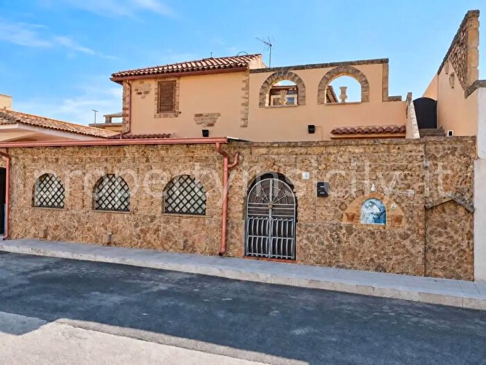 Casa quadrilocale in vendita in Piazza Esedra, Avola