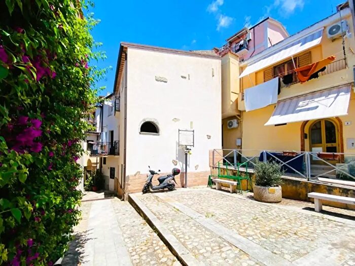 Casa trilocale in vendita in Vicolo degli Ebanisti, Paola
