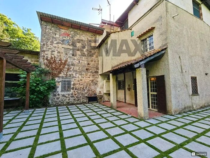 Casa con 11 locali in vendita in Via Frascale Esche Sn, Caianello