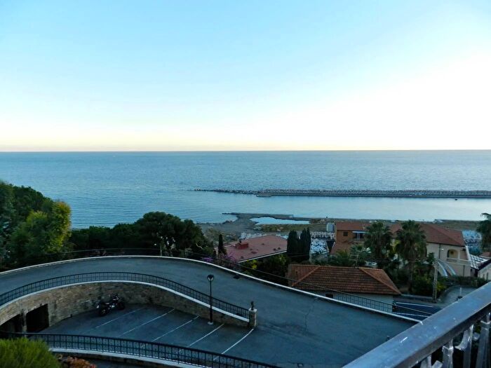 Appartamento trilocale in affitto in Via Aurelia Ponente Ospedaletti, Ospedaletti