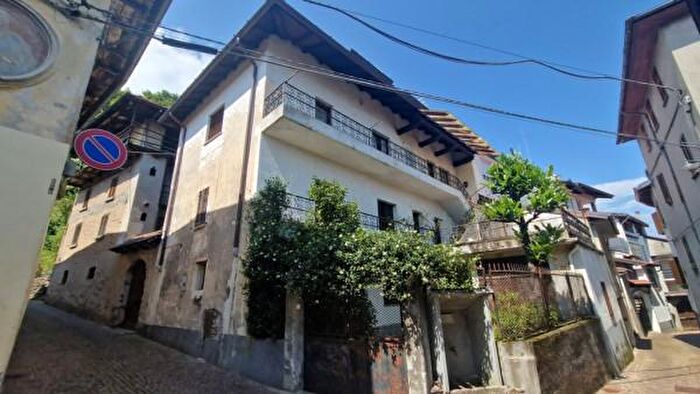 Casa con 6 locali in vendita in Via Varallo, Arola