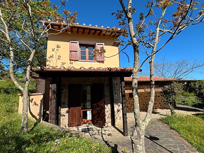 Casa con 7 locali in vendita in Chianni