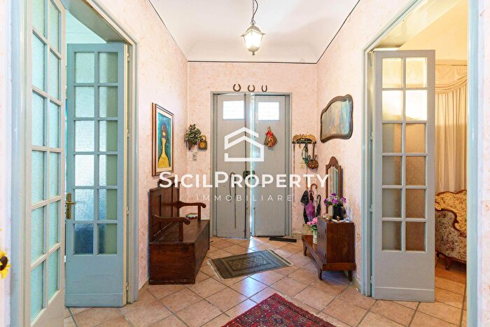 Casa con 10 locali in vendita in Via per Viagrande, San Giovanni La Punta