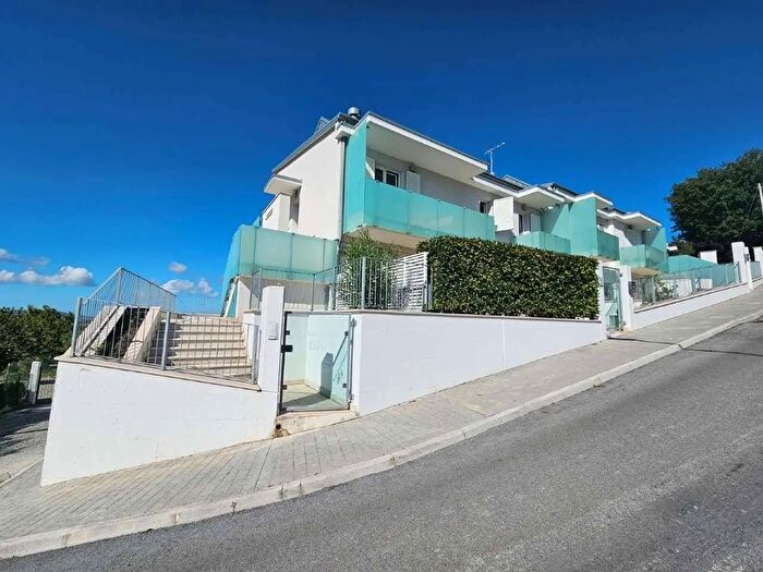 Casa con 6 locali in vendita in Camerano, Camerano