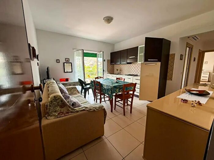 Appartamento trilocale in vendita in Via Stromboli, Amantea