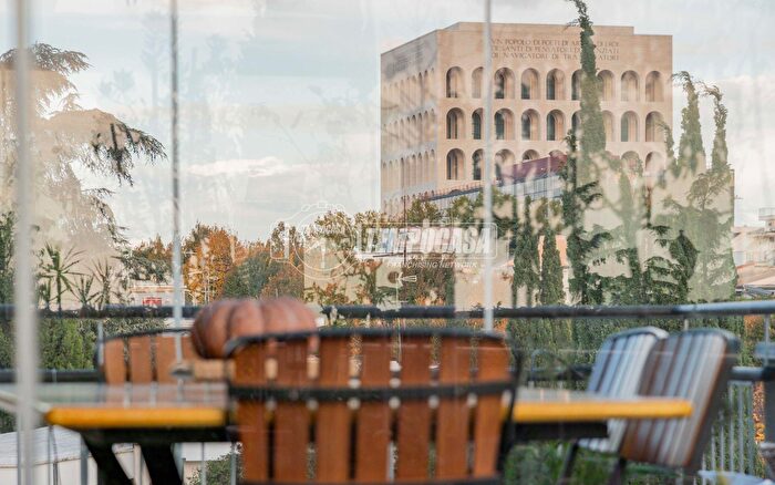 Appartamento con 8 locali in vendita in Via del Giordano, Roma